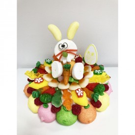 Gâteau de Pâques en bonbons avec un lapin au centre
