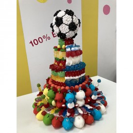 Une pièce montée en bonbons sur le thème du foot